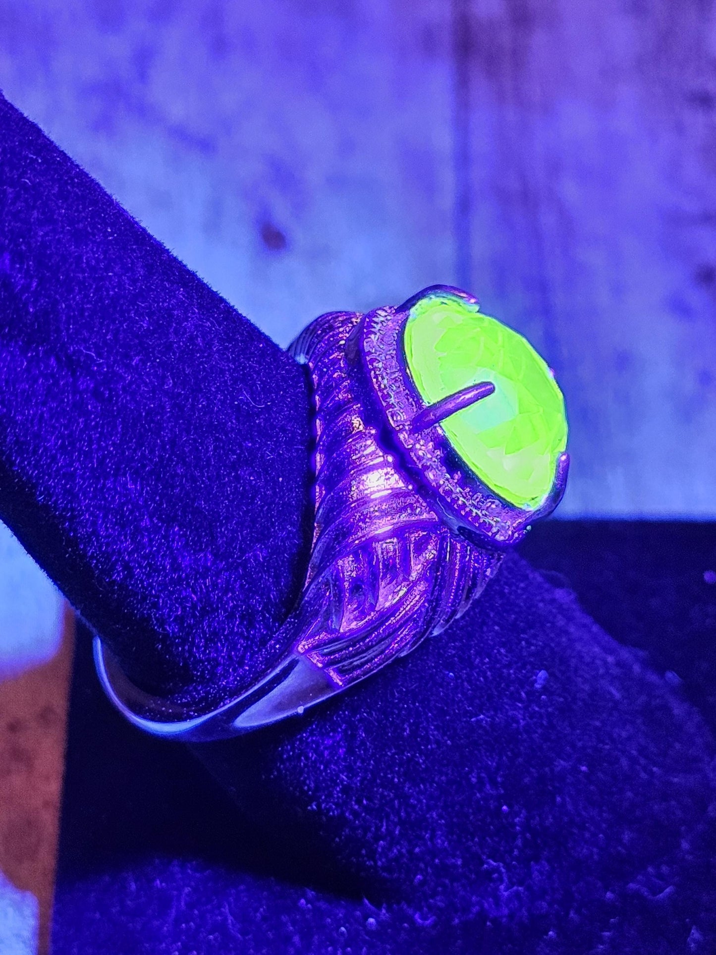 Uranium Glass Round cut Ring size 8.5 New Vintage style Sterling Silver with a vintage Uranium glass stone that glows under black/UV light
