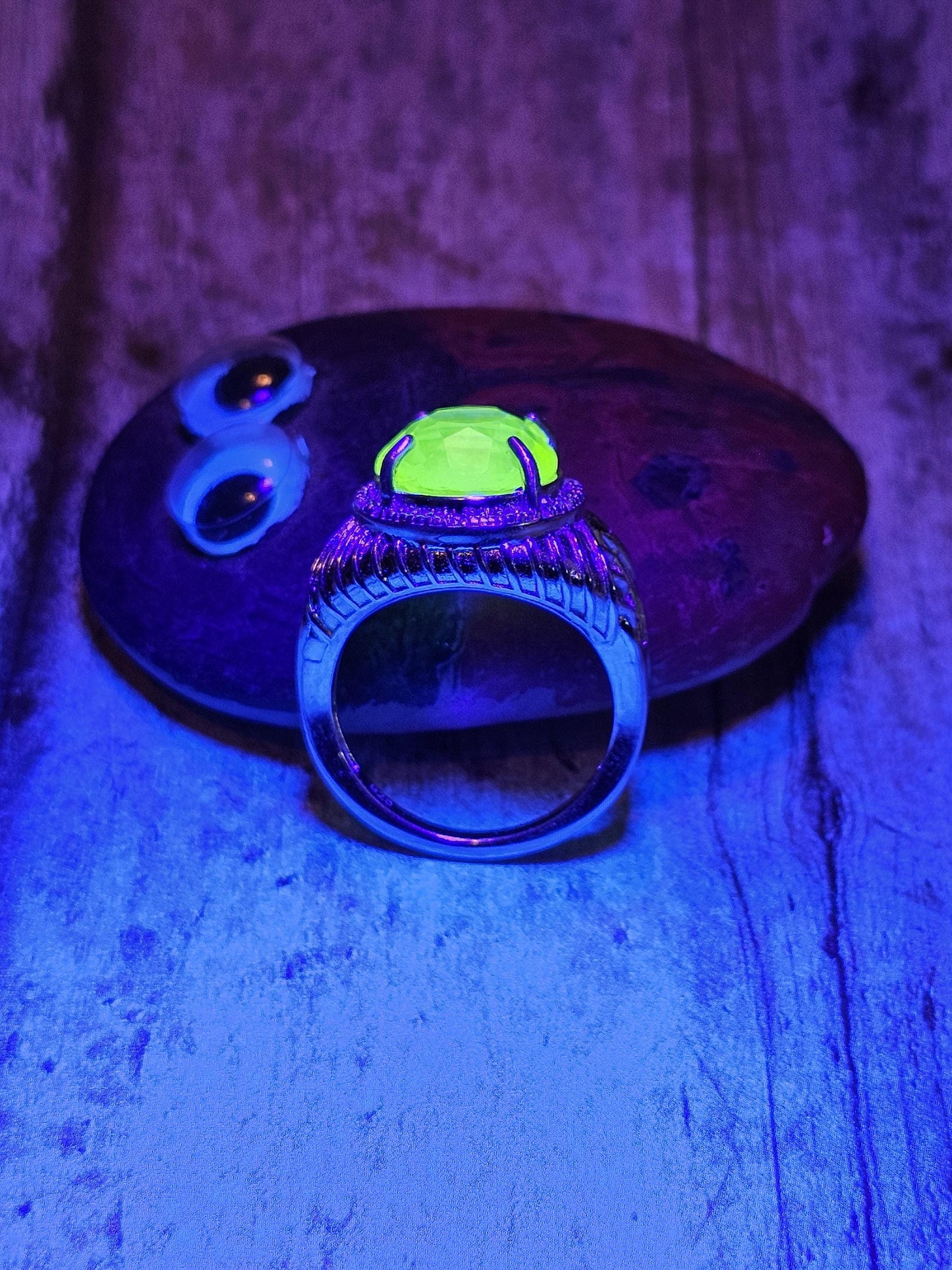 Uranium Glass Round cut Ring size 8.5 New Vintage style Sterling Silver with a vintage Uranium glass stone that glows under black/UV light