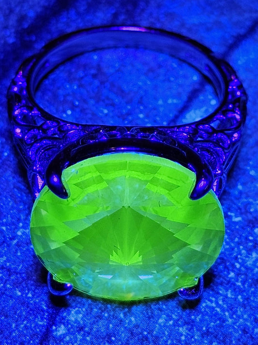 Uranium Glass Round cut Ring size 9.5 with a large 18 mm vintage Uranium glass Rivolis style Round cut stone that glows under black/UV light