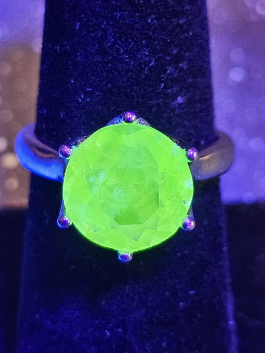 Uranium Glass Round cut Ring 11 mm Peridot color vintage Uranium Glass stone in new Sterling Silver size 7.5 that glows under black/UV light
