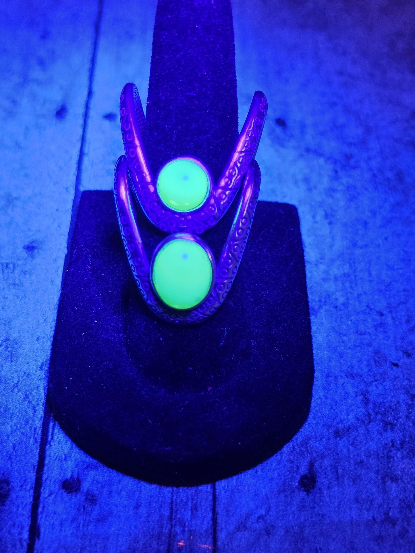 Uranium Glass Adjustable Ring  in new Sterling Silver very unique design with a vintage Uranium glass stone glows under black / UV light