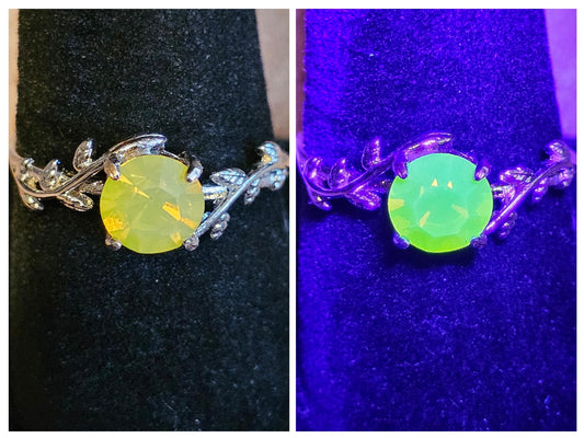 Uranium Glass Round cut Ring size 9 in new Sterling Silver with vintage Yellow Uranium glass stone that glows under black / UV light