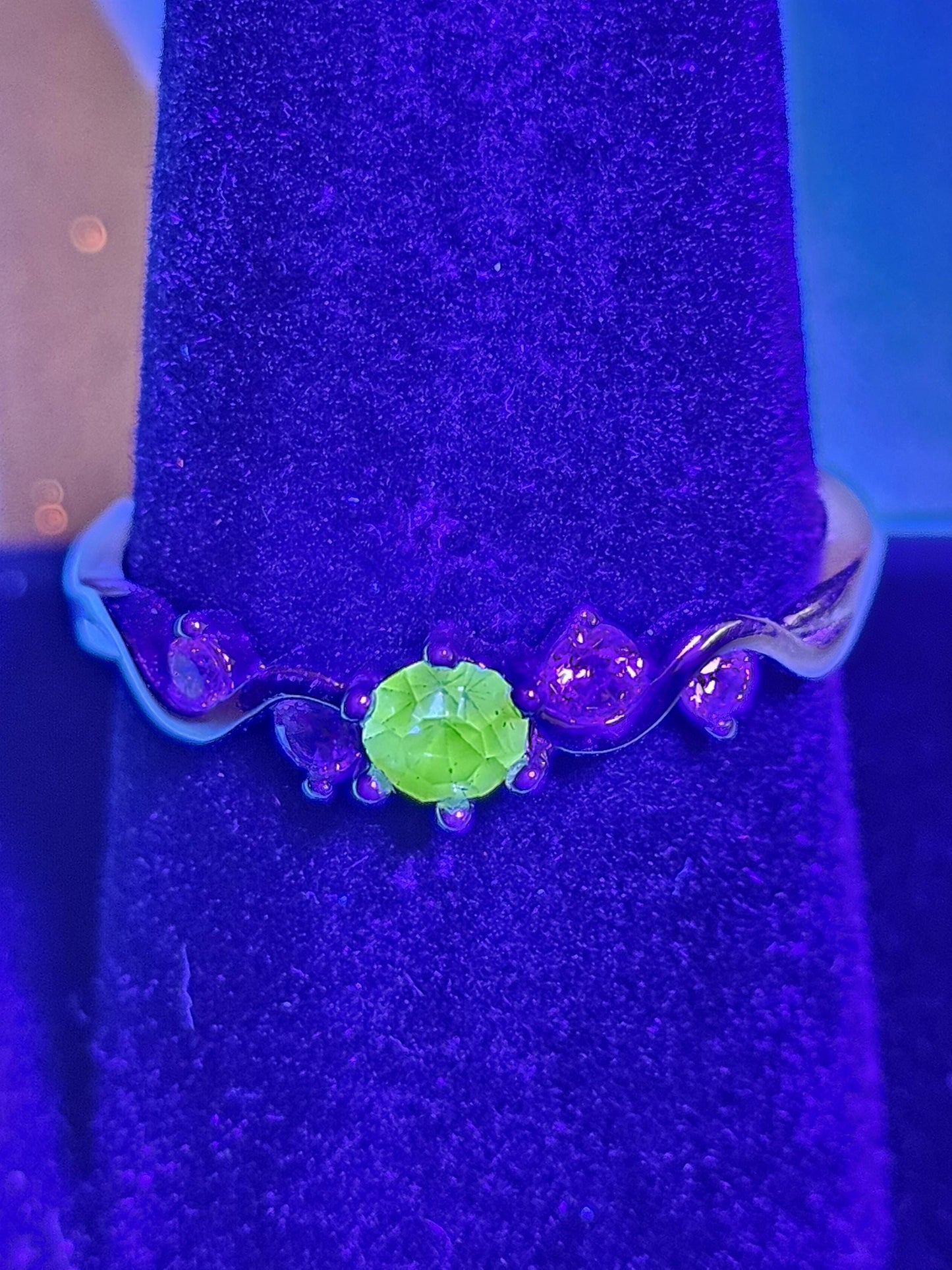 Uranium Glass Round cut ring size 9 new Silver Plated with a vintage rare Pink Uranium glass 4 mm stone that glows under black / UV light