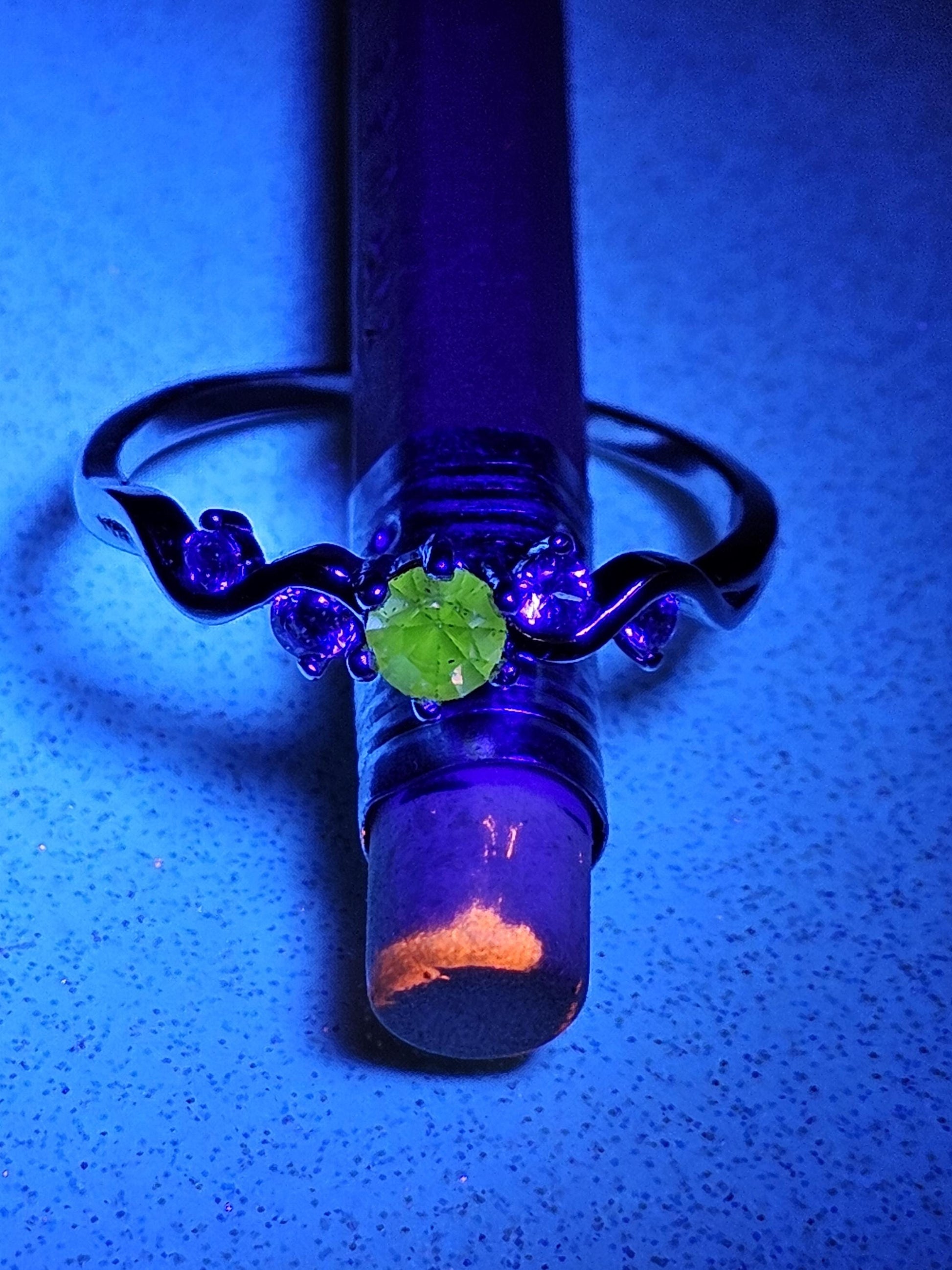 Uranium Glass Round cut ring size 4.5/8.5/9 Silver Plated with vintage rare Pink Uranium glass 4 mm stone that glows under black / UV light