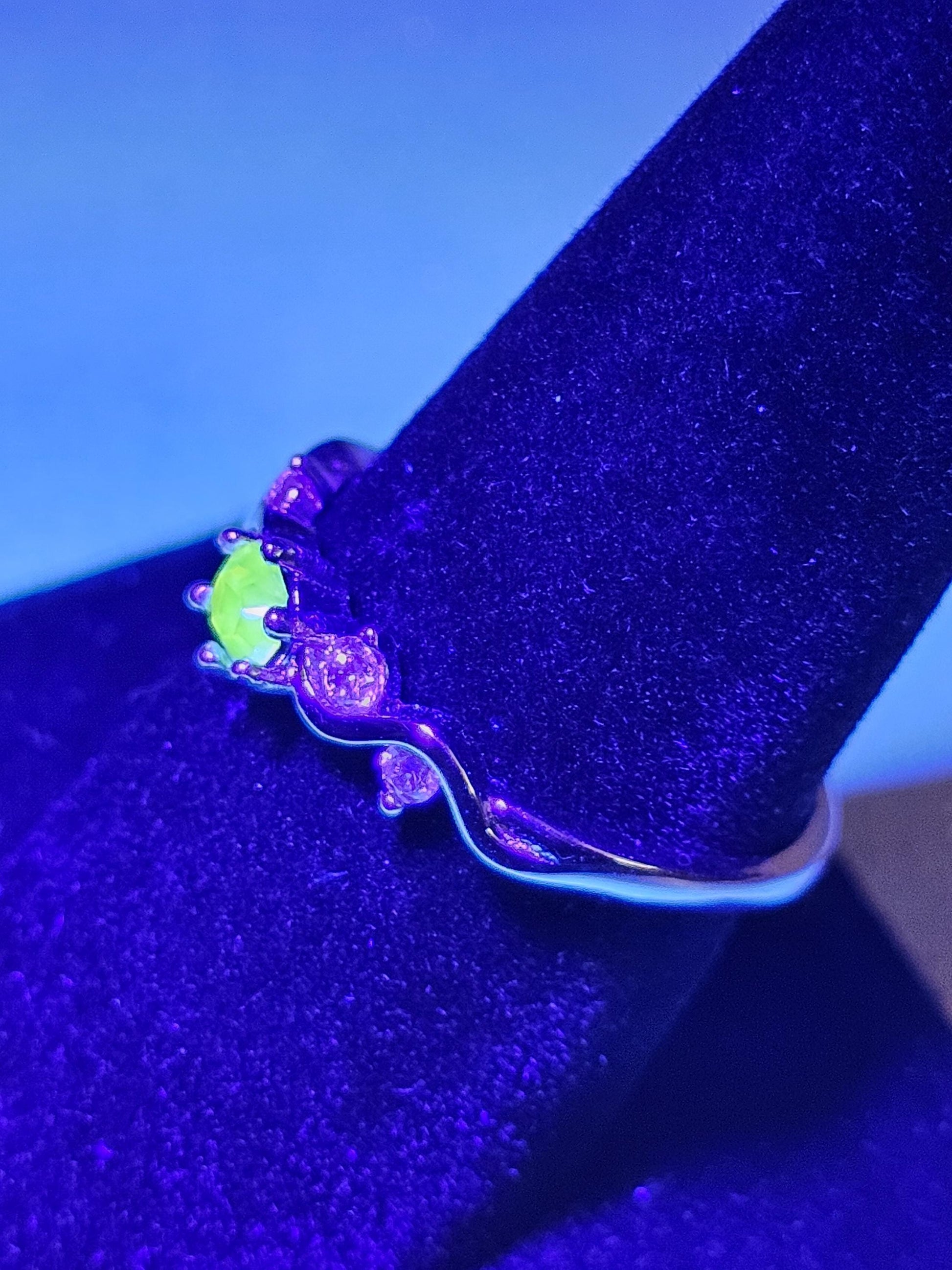 Uranium Glass Round cut ring size 9 new Silver Plated with a vintage rare Pink Uranium glass 4 mm stone that glows under black / UV light
