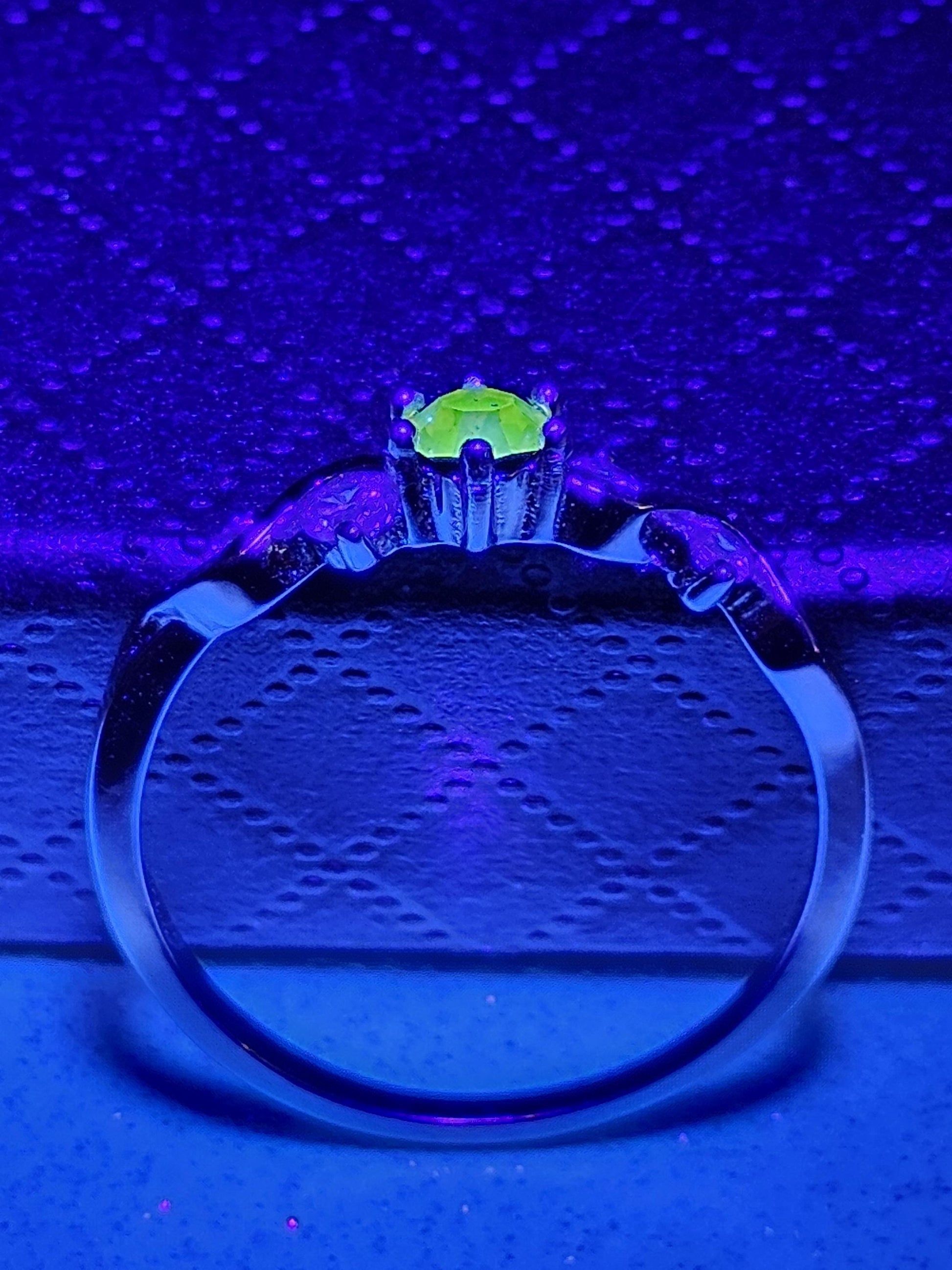 Uranium Glass Round cut ring size 9 new Silver Plated with a vintage rare Pink Uranium glass 4 mm stone that glows under black / UV light