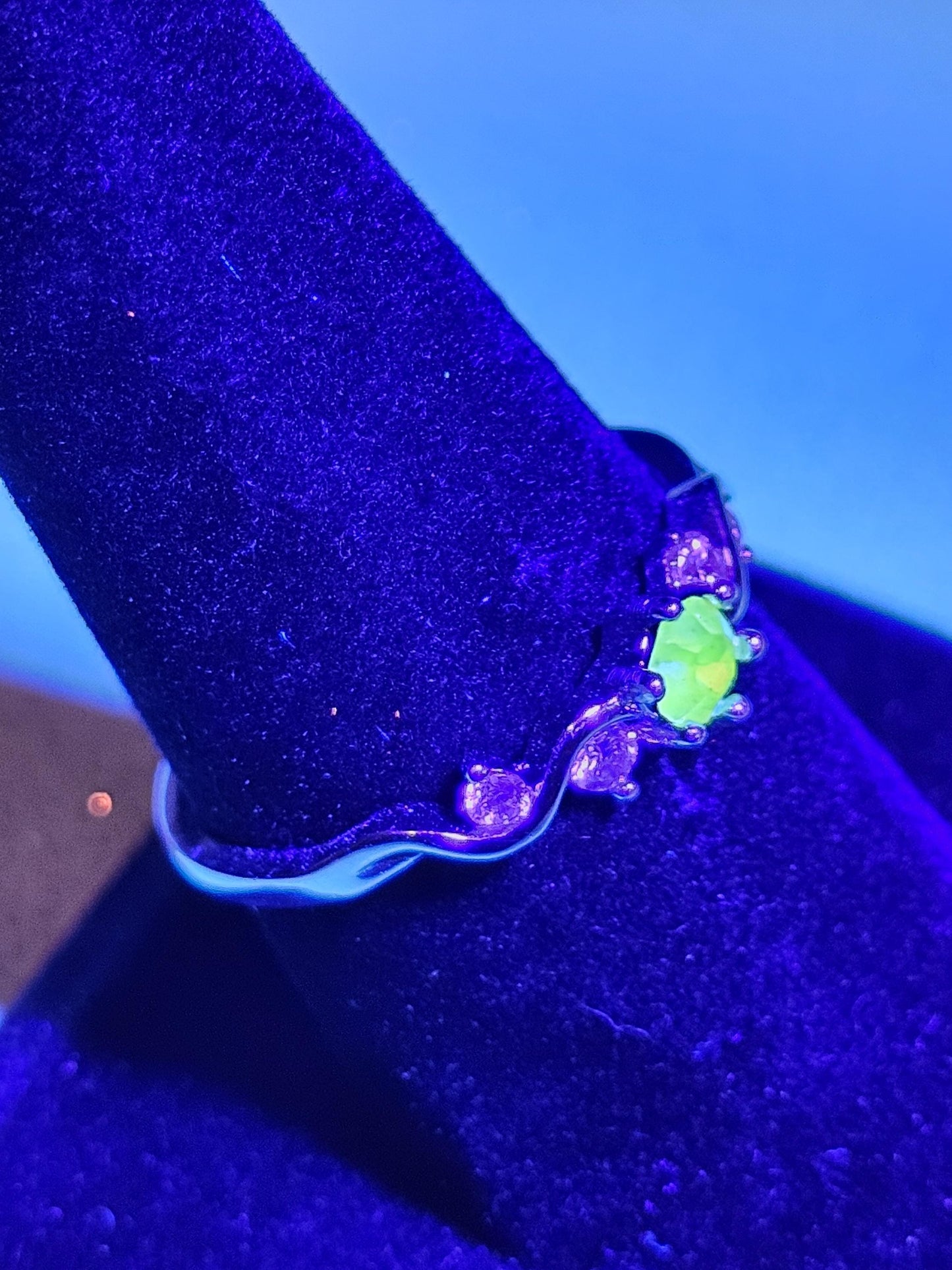 Uranium Glass Round cut ring size 9 new Silver Plated with a vintage rare Pink Uranium glass 4 mm stone that glows under black / UV light