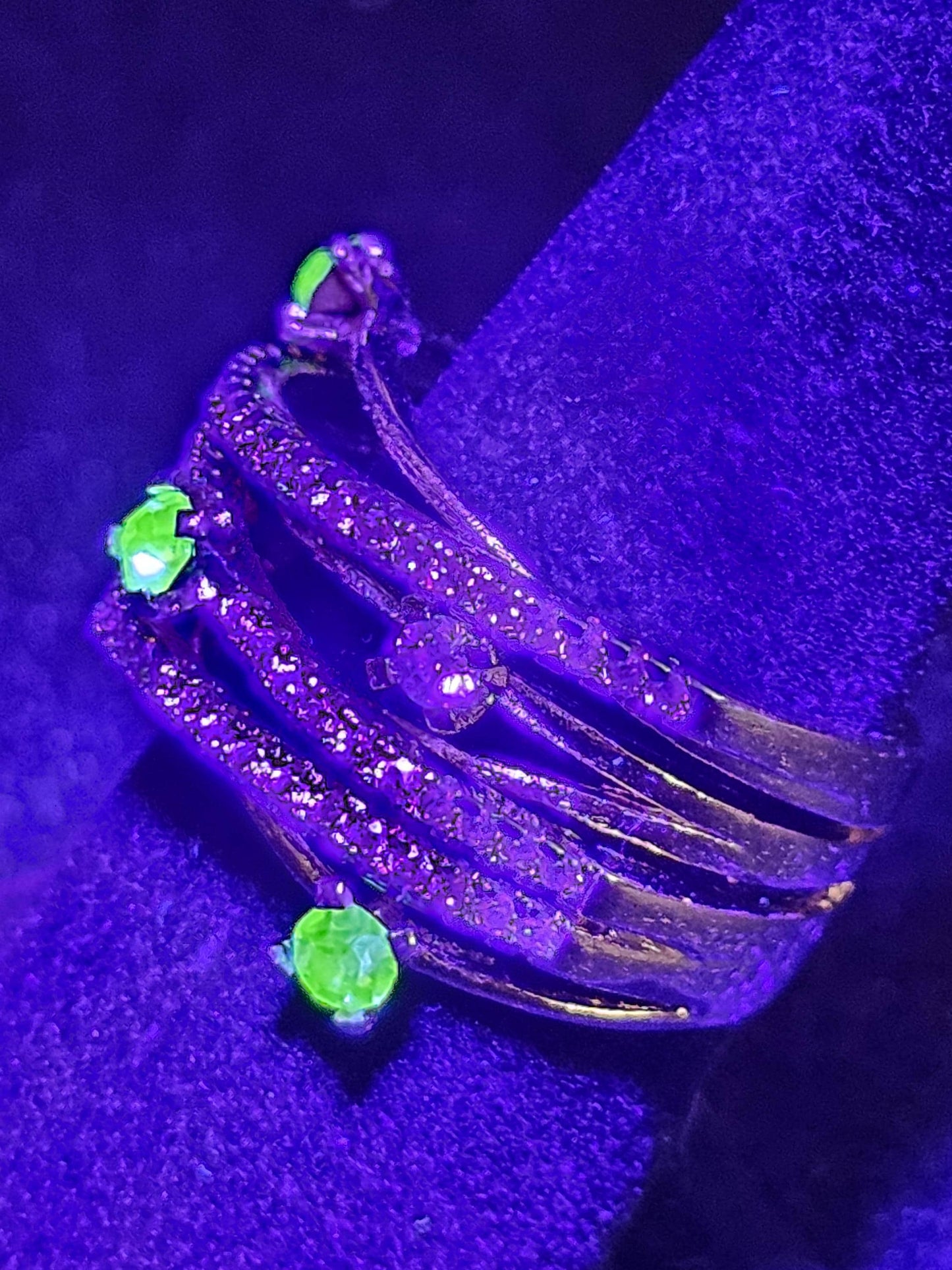 Uranium Glass Ring READ DESCRIPTION Yellow Gold-plated size 7 with three 3 mm Uranium glass stones that glow under black / UV light