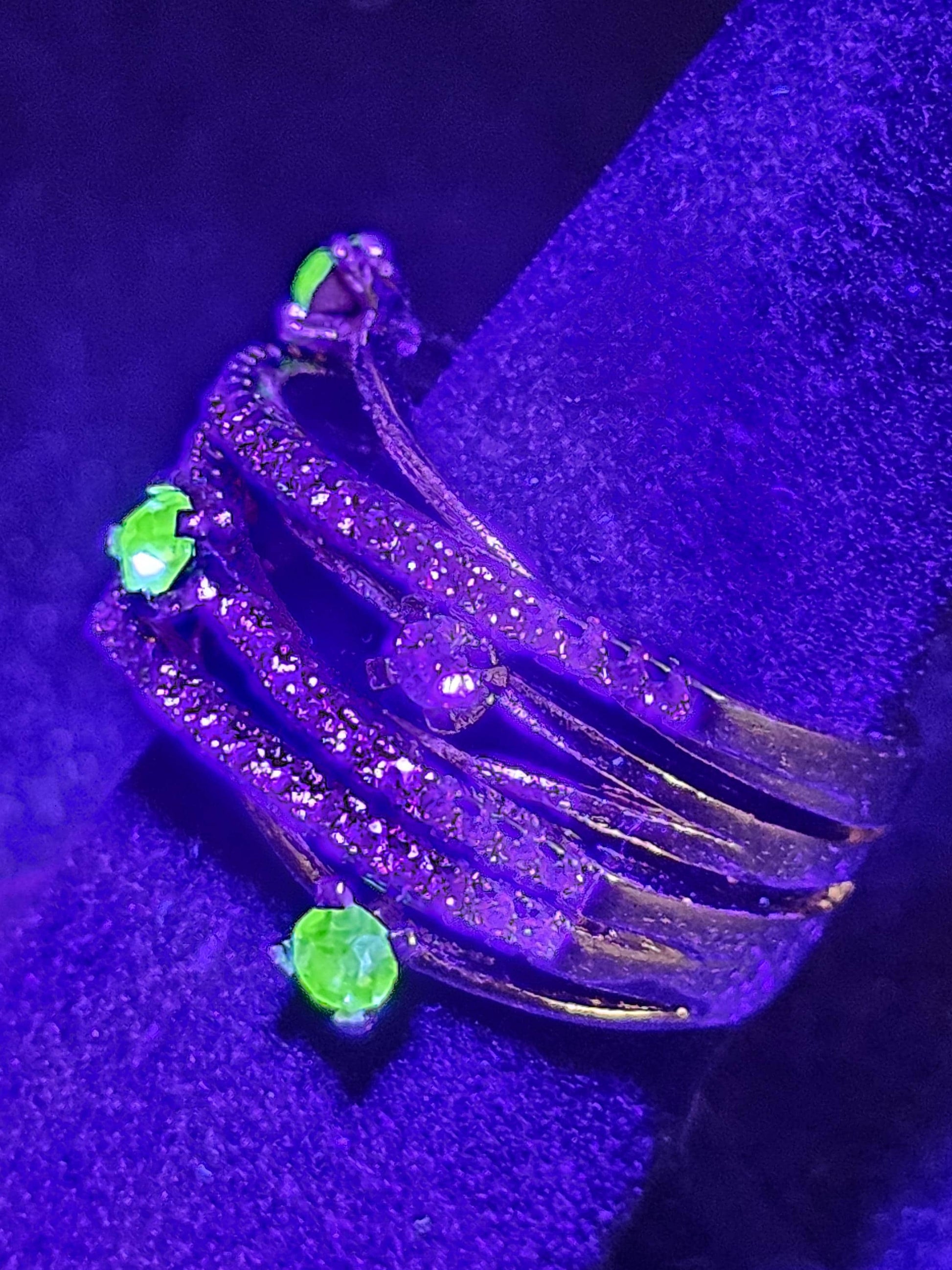 Uranium Glass Ring READ DESCRIPTION Yellow Gold-plated size 7 with three 3 mm Uranium glass stones that glow under black / UV light