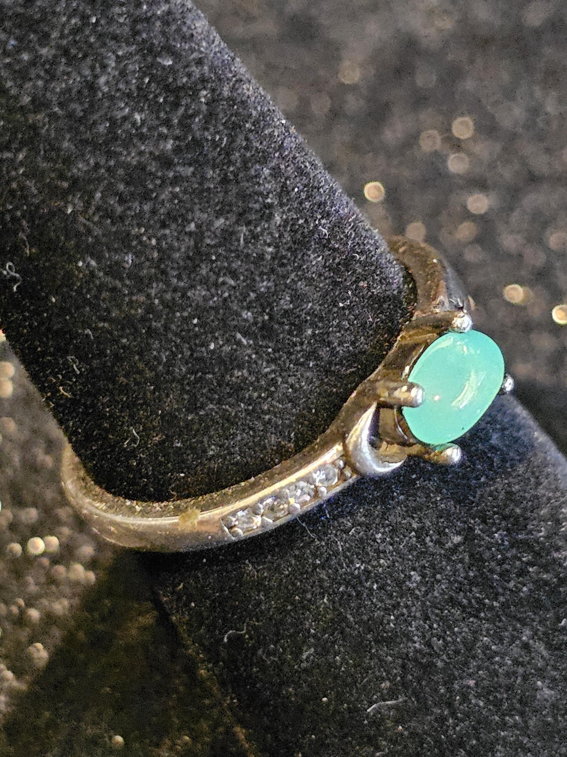 Uranium Glass Adjustable Ring READ DESCRIPTION with a vintage Uranium glass Oval cut stone glows under black / UV light