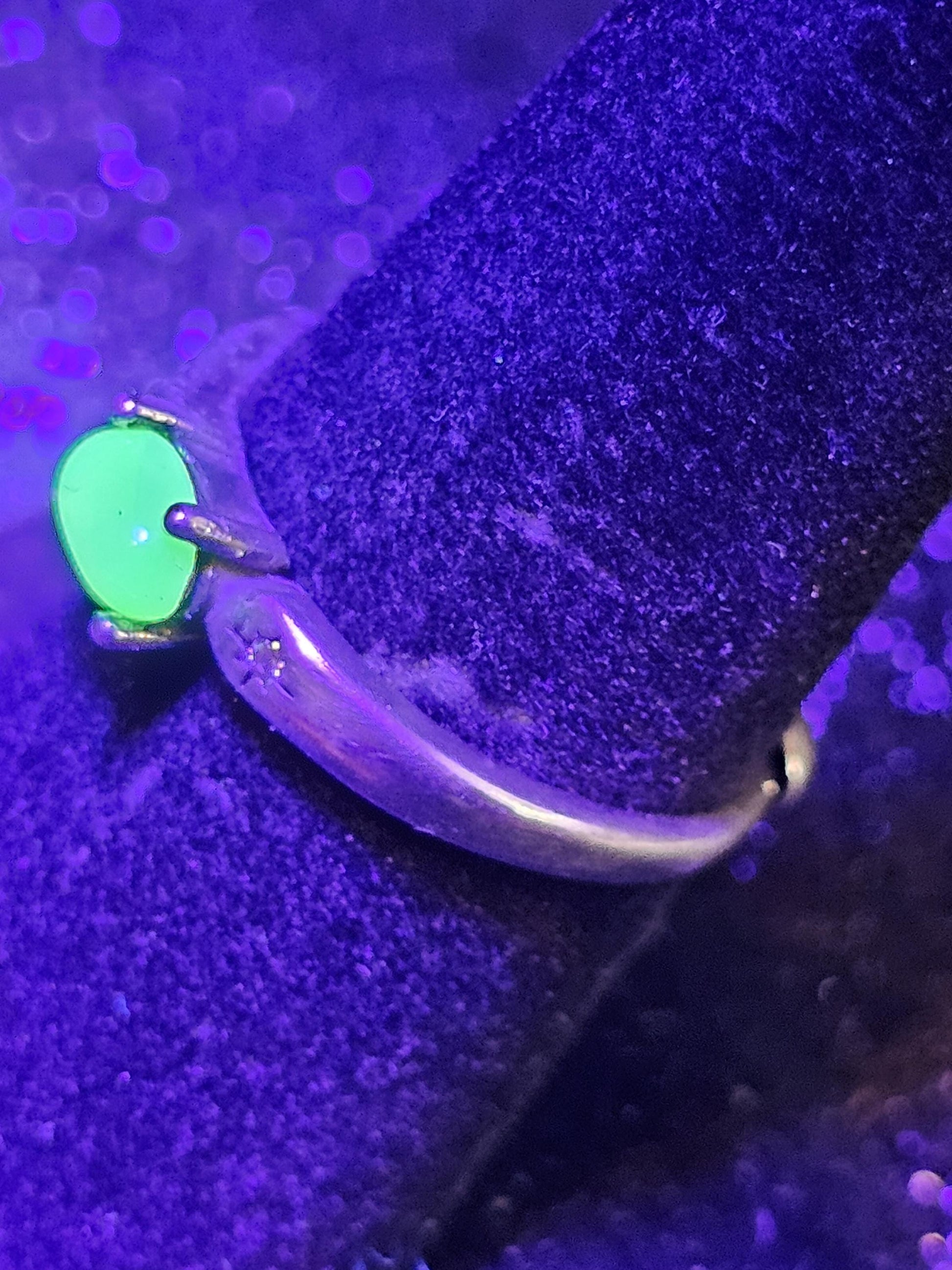 Uranium Glass Adjustable Ring READ DESCRIPTION with a vintage Uranium glass Oval cut stone glows under black / UV light