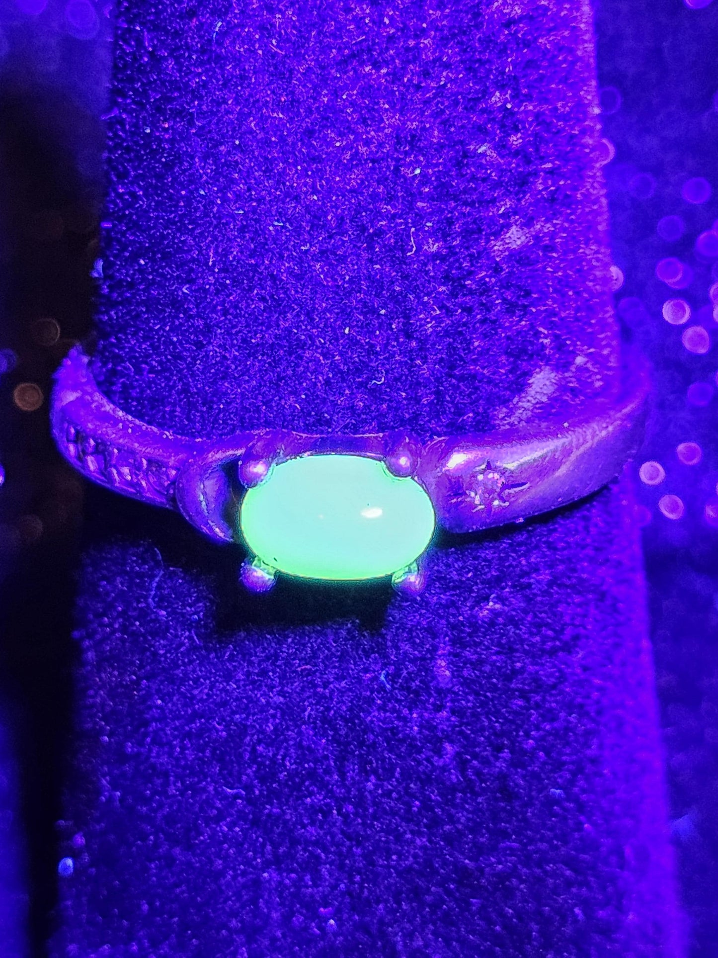 Uranium Glass Adjustable Ring READ DESCRIPTION with a vintage Uranium glass Oval cut stone glows under black / UV light