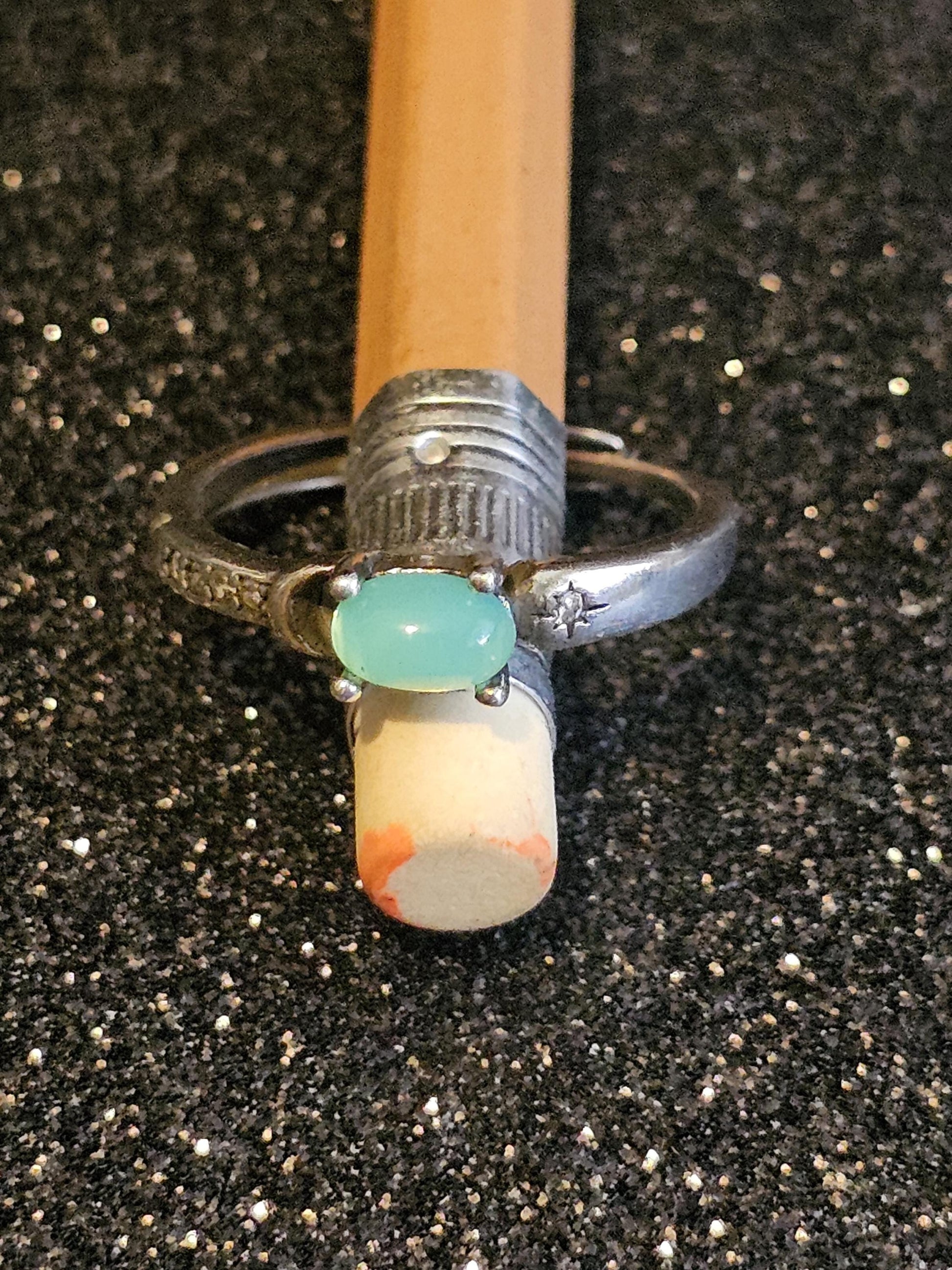 Uranium Glass Adjustable Ring READ DESCRIPTION with a vintage Uranium glass Oval cut stone glows under black / UV light
