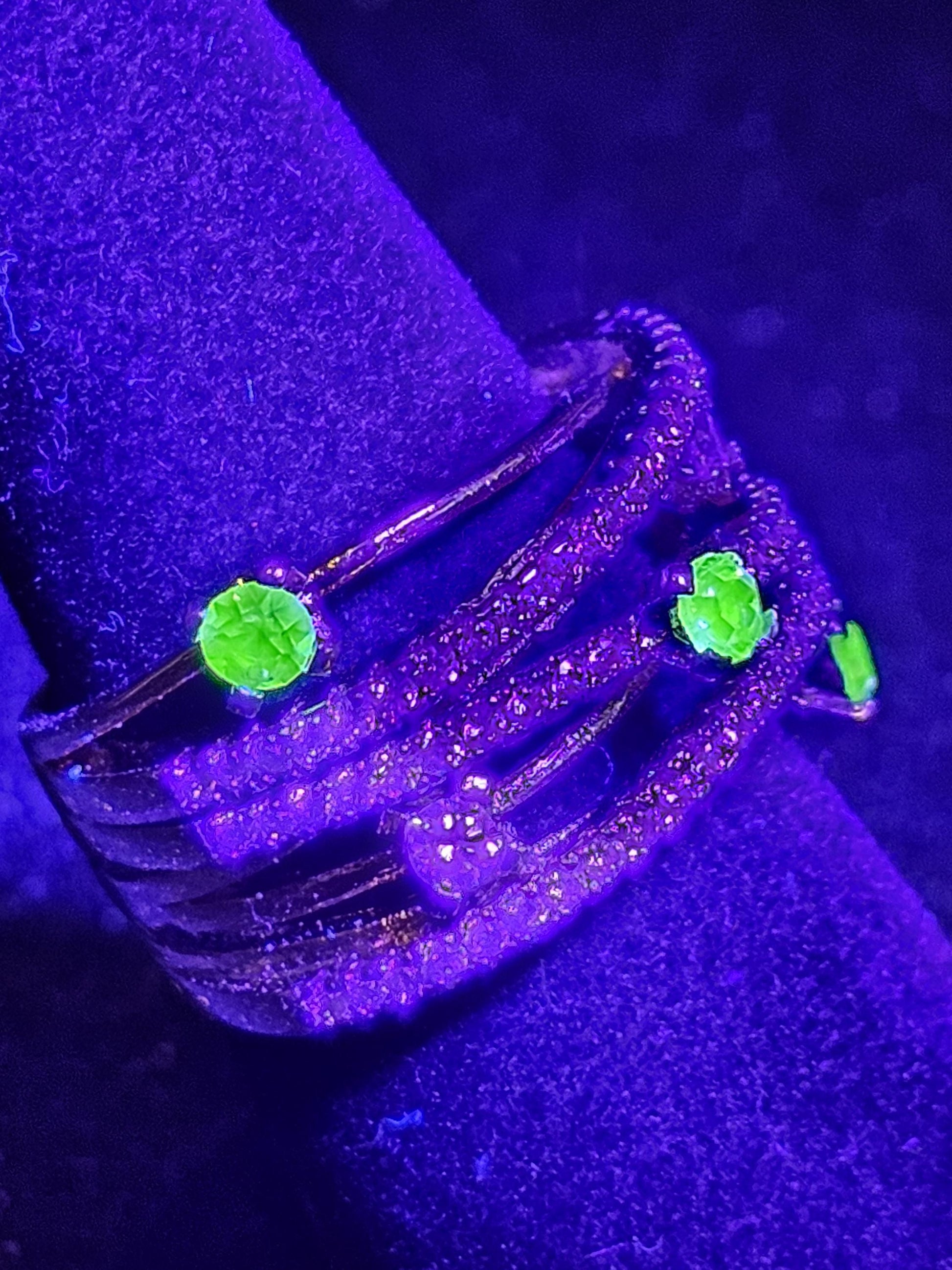 Uranium Glass Ring READ DESCRIPTION Yellow Gold-plated size 7 with three 3 mm Uranium glass stones that glow under black / UV light