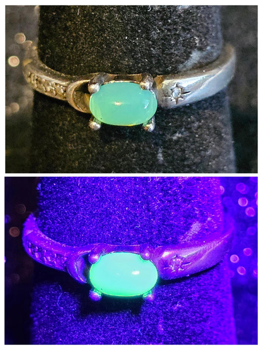 Uranium Glass Adjustable Ring READ DESCRIPTION with a vintage Uranium glass Oval cut stone glows under black / UV light