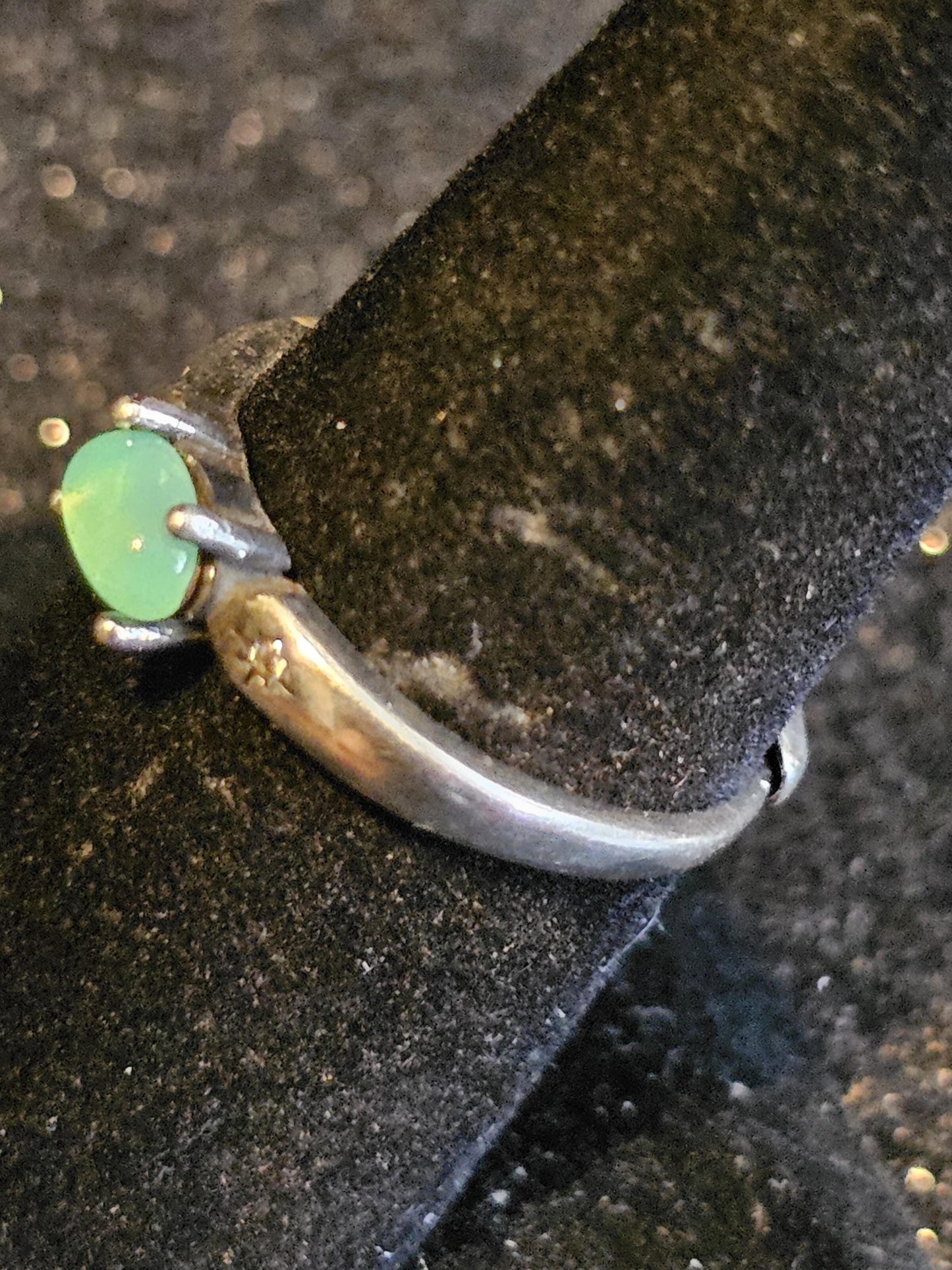 Uranium Glass Adjustable Ring READ DESCRIPTION with a vintage Uranium glass Oval cut stone glows under black / UV light