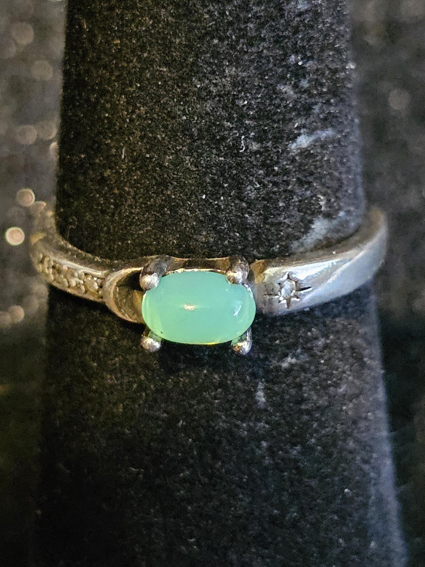 Uranium Glass Adjustable Ring READ DESCRIPTION with a vintage Uranium glass Oval cut stone glows under black / UV light