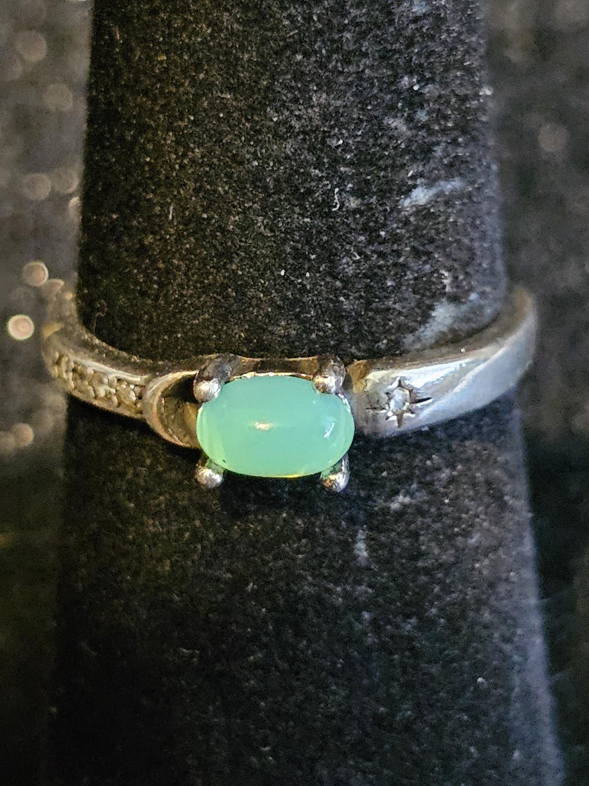 Uranium Glass Adjustable Ring READ DESCRIPTION with a vintage Uranium glass Oval cut stone glows under black / UV light