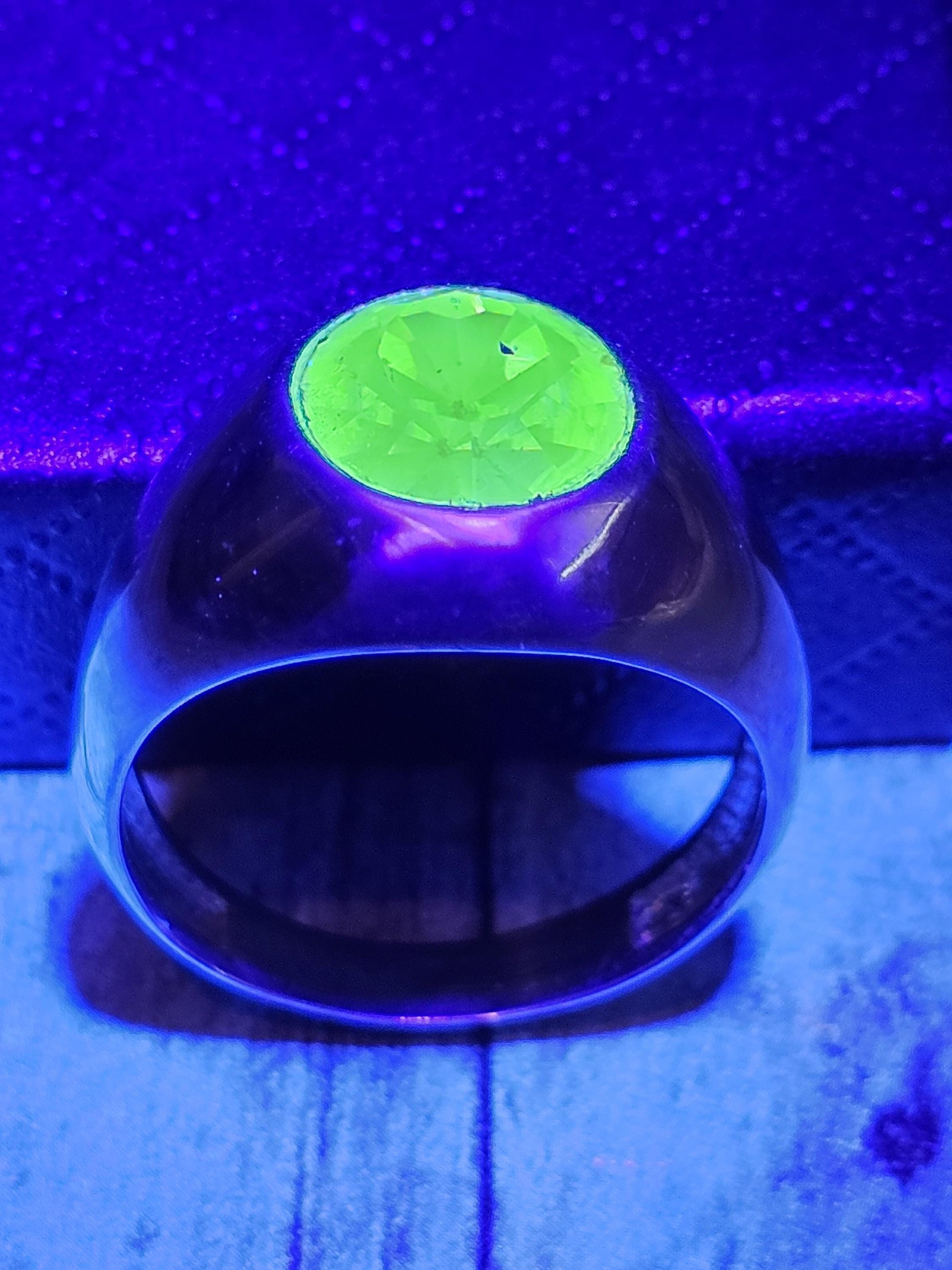 Uranium Glass Men's Ring size 10 new Sterling Silver with a vintage 12x10 mm Oval cut Uranium glass stone that glows under black / UV light