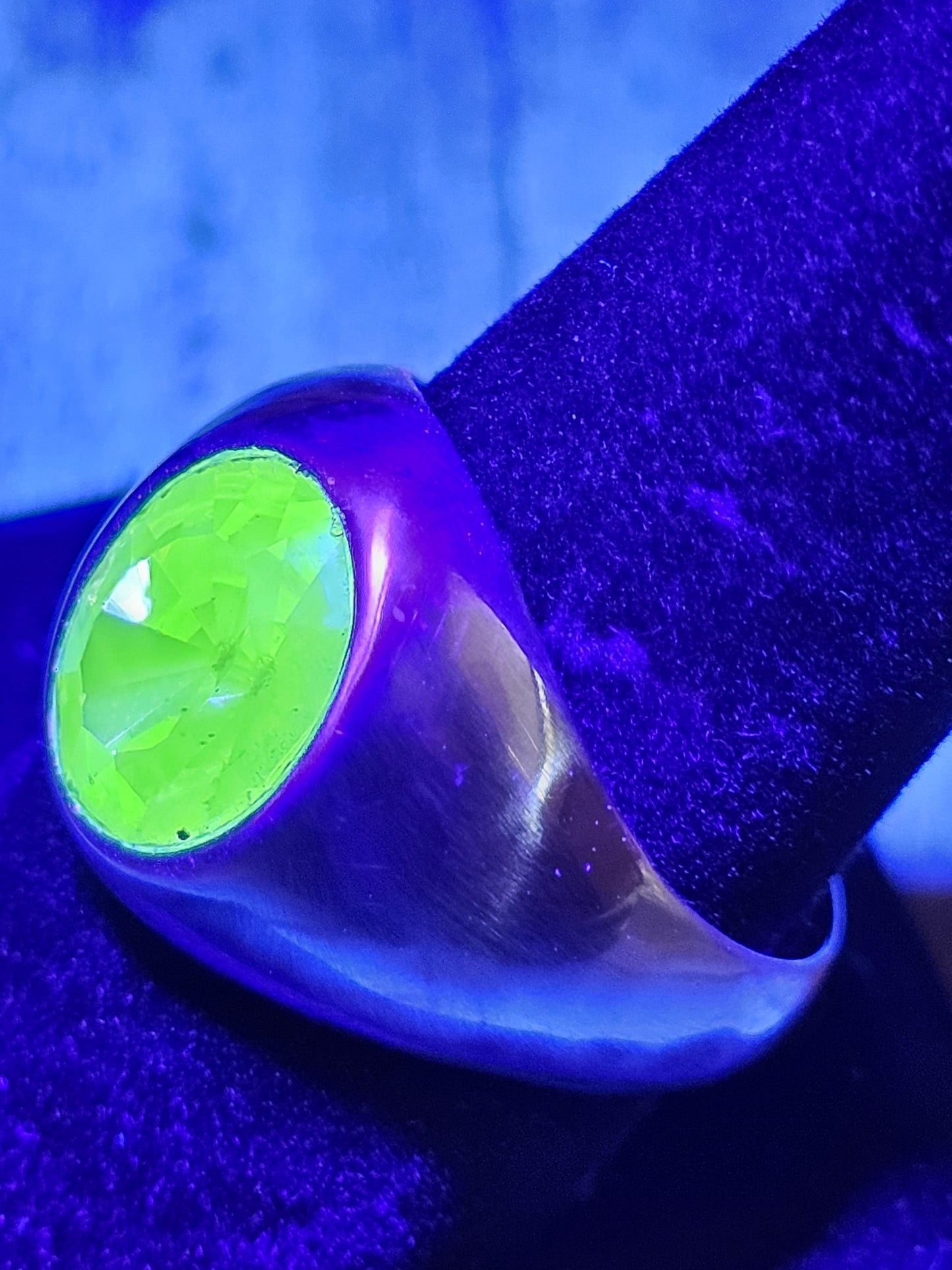 Uranium Glass Men's Ring size 10 new Sterling Silver with a vintage 12x10 mm Oval cut Uranium glass stone that glows under black / UV light