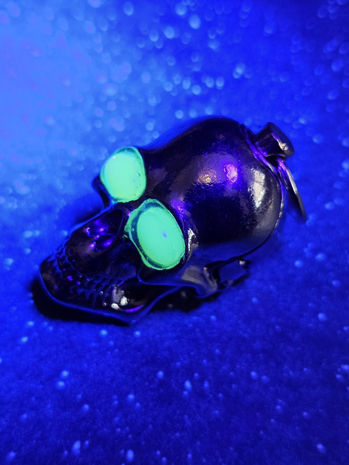 Uranium glass Skull Keychain this 1.25-in tall zinc alloy skull contains two White vintage 8x6 oval vintage Uranium glass stones in its eyes