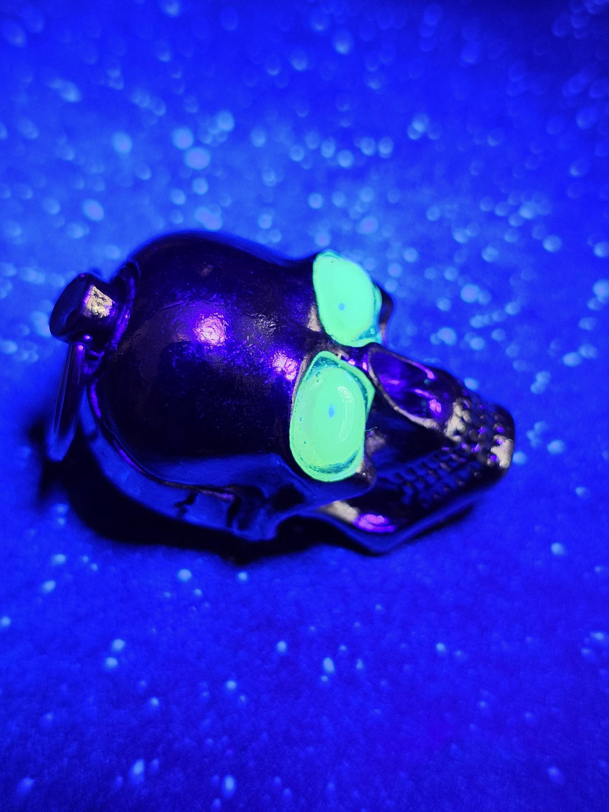 Uranium glass Skull Keychain this 1.25-in tall zinc alloy skull contains two White vintage 8x6 oval vintage Uranium glass stones in its eyes