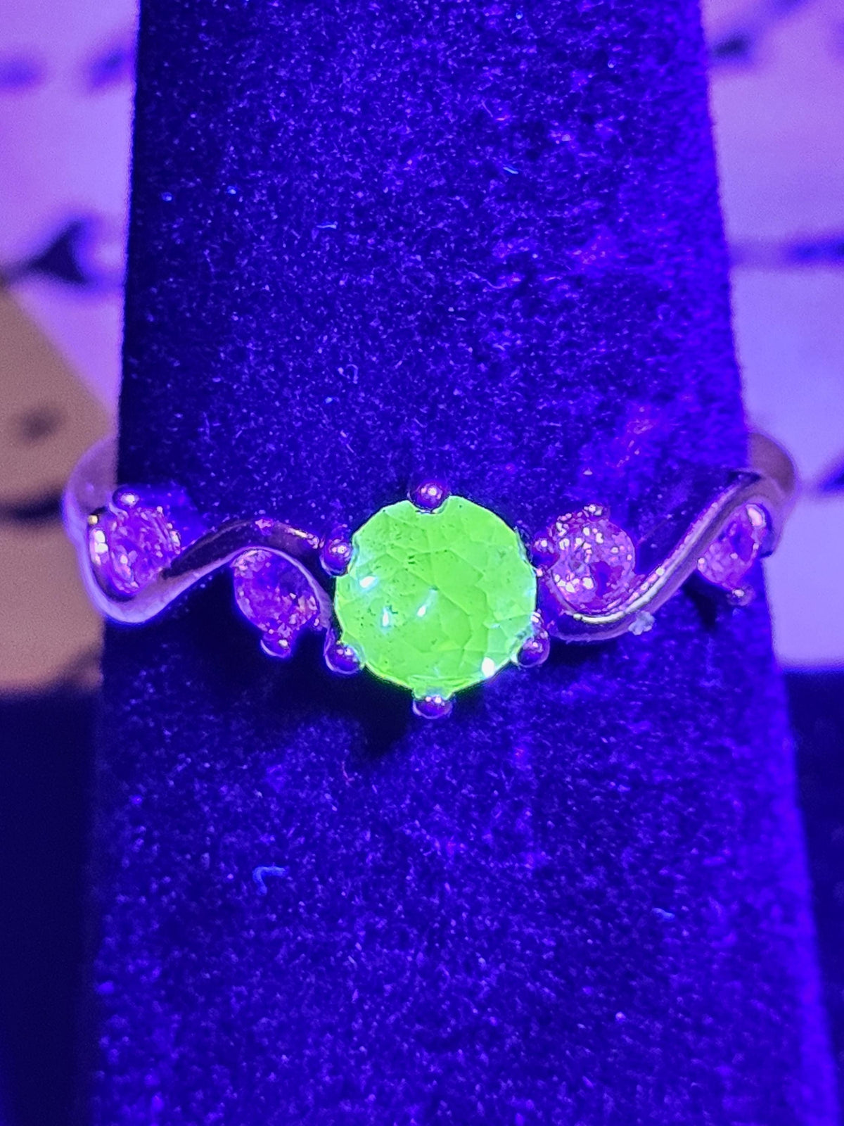 Uranium Glass Round cut ring size 7/8 Stirling Silver Yellow-Gold Plated with a vintage Uranium glass stone that glows under black/UV light