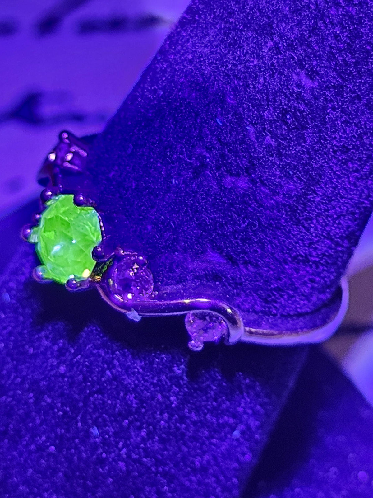 Uranium Glass Round cut ring size 7/8 Stirling Silver Yellow-Gold Plated with a vintage Uranium glass stone that glows under black/UV light