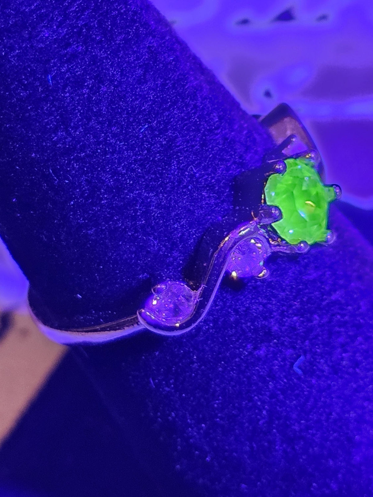 Uranium Glass Round cut ring size 7/8 Stirling Silver Yellow-Gold Plated with a vintage Uranium glass stone that glows under black/UV light