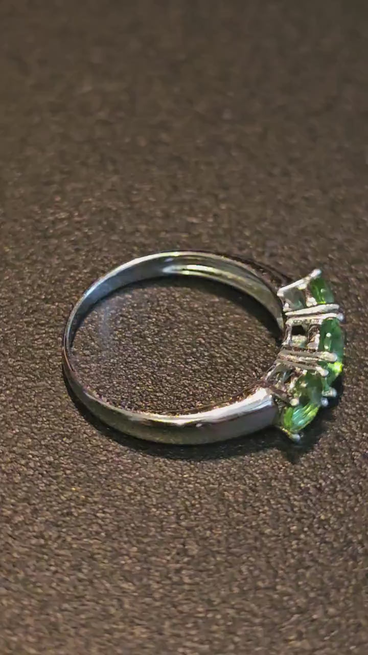 Uranium Glass Round cut Ring size 8.5 in new Sterling Silver with 3 vintage  Uranium glass stones that glows under black / UV light