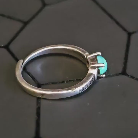 Uranium Glass Adjustable Ring  READ DESCRIPTION with a vintage Uranium glass Oval cut stone glows under black / UV light