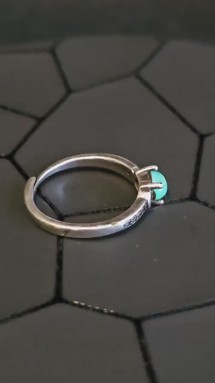 Uranium Glass Adjustable Ring  READ DESCRIPTION with a vintage Uranium glass Oval cut stone glows under black / UV light