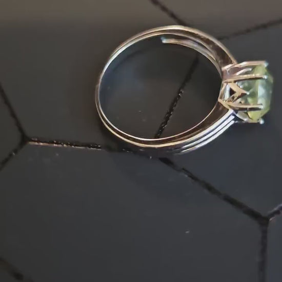 Uranium Glass Round cut Ring new Sterling Silver size 9.5 READ DESCRIPTION with vintage Uranium glass stone that glows under black / UV ligh