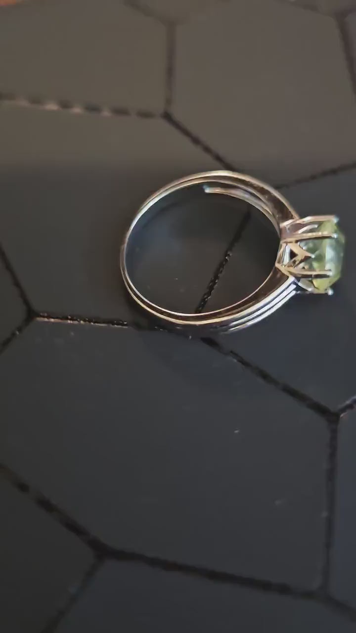 Uranium Glass Round cut Ring new Sterling Silver size 9.5 READ DESCRIPTION with vintage Uranium glass stone that glows under black / UV ligh