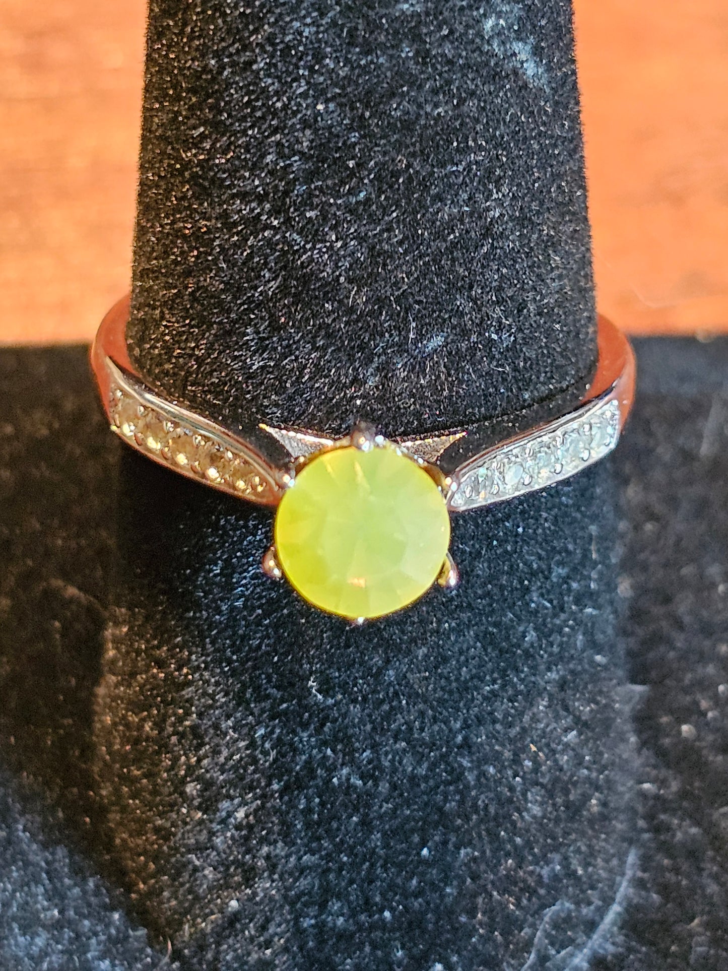 Bague en verre d'uranium taille ronde, taille 5, jusqu'à la taille 10,5 po, pierre de verre d'uranium vintage en argent sterling qui brille sous la lumière noire / UV