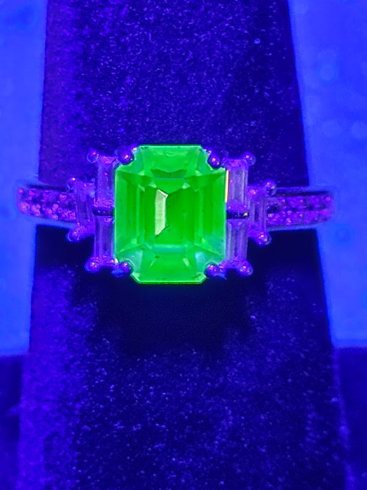 Bague en verre d'uranium taille émeraude taille 4 à 10,5 en argent sterling avec une pierre de verre d'uranium vintage qui brille sous la lumière noire / UV